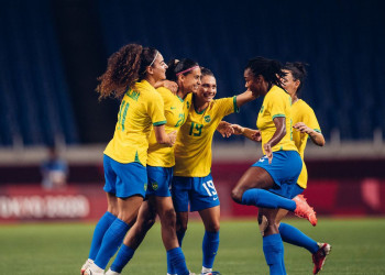 Seleção feminina de futebol bate a Zâmbia e pega o Canadá